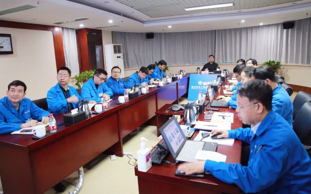 嚴(yán)鑒鉑董事長(zhǎng)與本部科研人員、技術(shù)專(zhuān)家座談交流