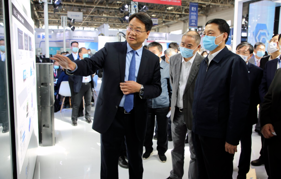 工信部領(lǐng)導(dǎo)蒞臨秦川集團(tuán)展臺(tái) 贊賞智能制造創(chuàng)新成果