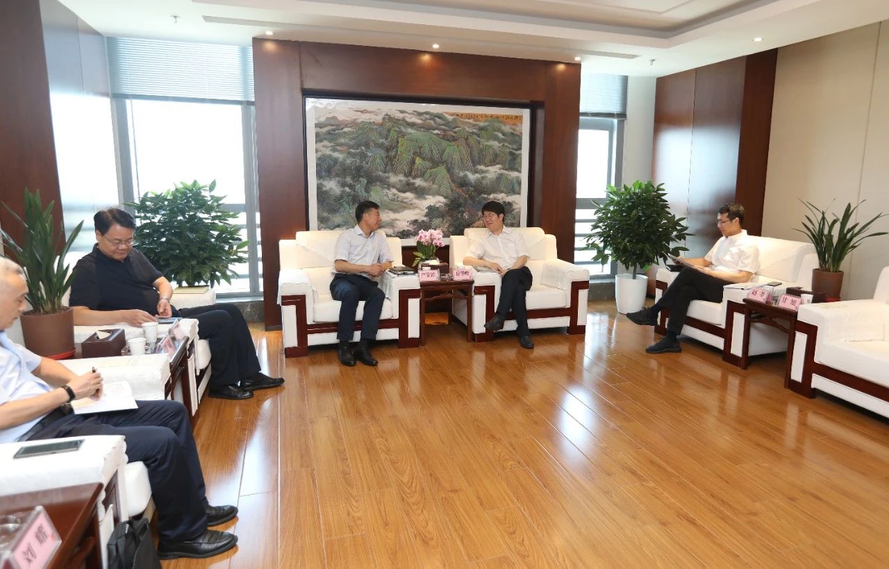 西安市政協主席、西咸新區(qū)黨工委書記岳華峰會見嚴鑒鉑董事長